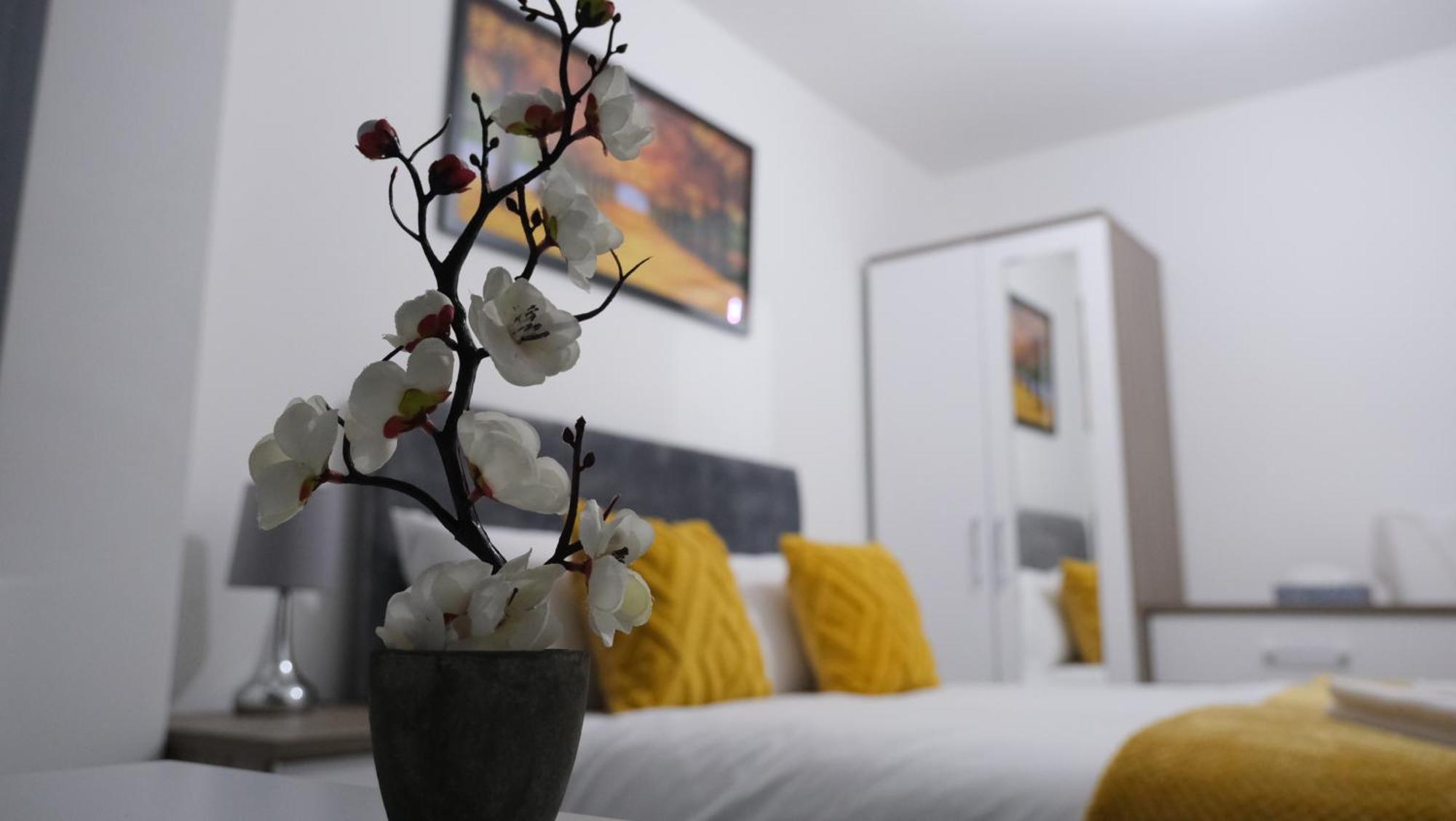 Etihcity - 3 Bedroom Semi - Free Parking Near Etihad Stadium, Tourist Attractions, Centre, Transport And Motorway Links Next To Mcdonald's - Sky N Netflix Holiday home Manchester
