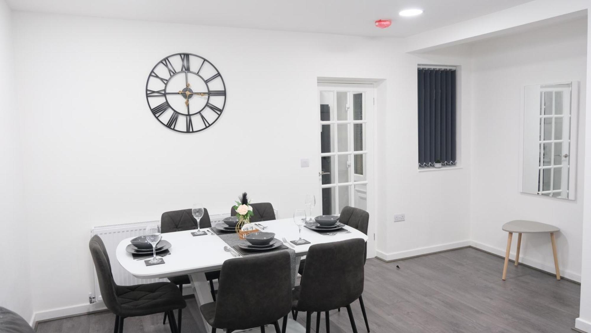 Etihcity - 3 Bedroom Semi - Free Parking Near Etihad Stadium, Tourist Attractions, Centre, Transport And Motorway Links Next To Mcdonald's - Sky N Netflix Holiday home *